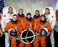 Elöl: Eileen M. Collins (jobbra), parancsnok; Wendy B. Lawrence, programfelelős; és James M. Kelly, pilóta. Hátul: Robinson (balra), Andrew S. W. Thomas, Charles J. Camarda, és Soichi Noguchi, programfelelősök