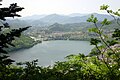 山頂から相模湖を望む