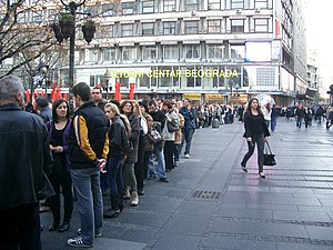 Trg Republike u Beogradu i početak Knez Mihailove ulice. Ljudi su u redu satima strpljivo čekali da stignu do Saborne crkve, 18. novembar 2009.