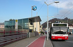 Egy salzburgi trolibusz egy S-Bahn megállónál