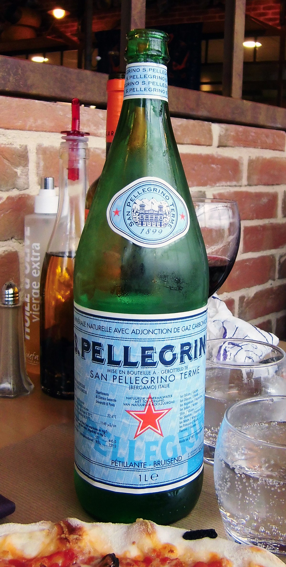 https://upload.wikimedia.org/wikipedia/commons/thumb/b/bb/San_Pelligrino_-_1L_bottle_%28cropped%29.JPG/1200px-San_Pelligrino_-_1L_bottle_%28cropped%29.JPG