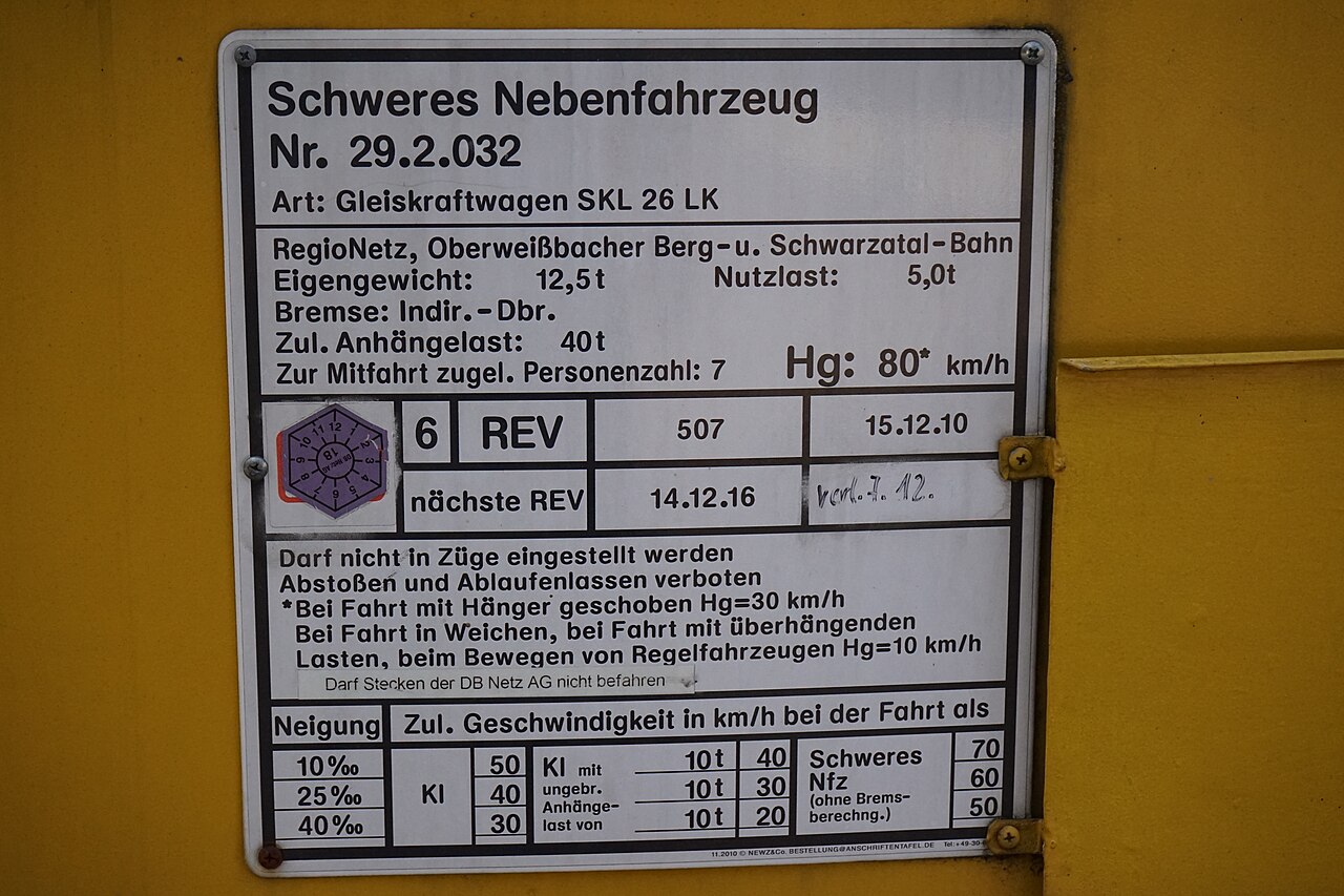 https://upload.wikimedia.org/wikipedia/commons/thumb/b/bb/Schild_%22Schweres_Nebenfahrzeug%22_20181006.jpg/1280px-Schild_%22Schweres_Nebenfahrzeug%22_20181006.jpg