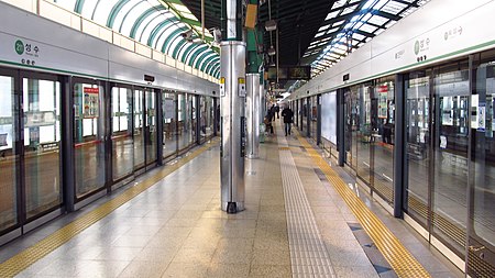 Seoul metro 211 Seongsu station platform 20181122 100608