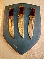 Skjold som viser tre flaksende kniver, symbol på St. Bartholomew, ved Church of the Good Shepherd (Rosemont, Pennsylvania)