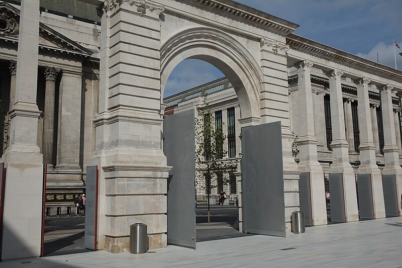 File:Side Entrance, V^A - geograph.org.uk - 5657157.jpg