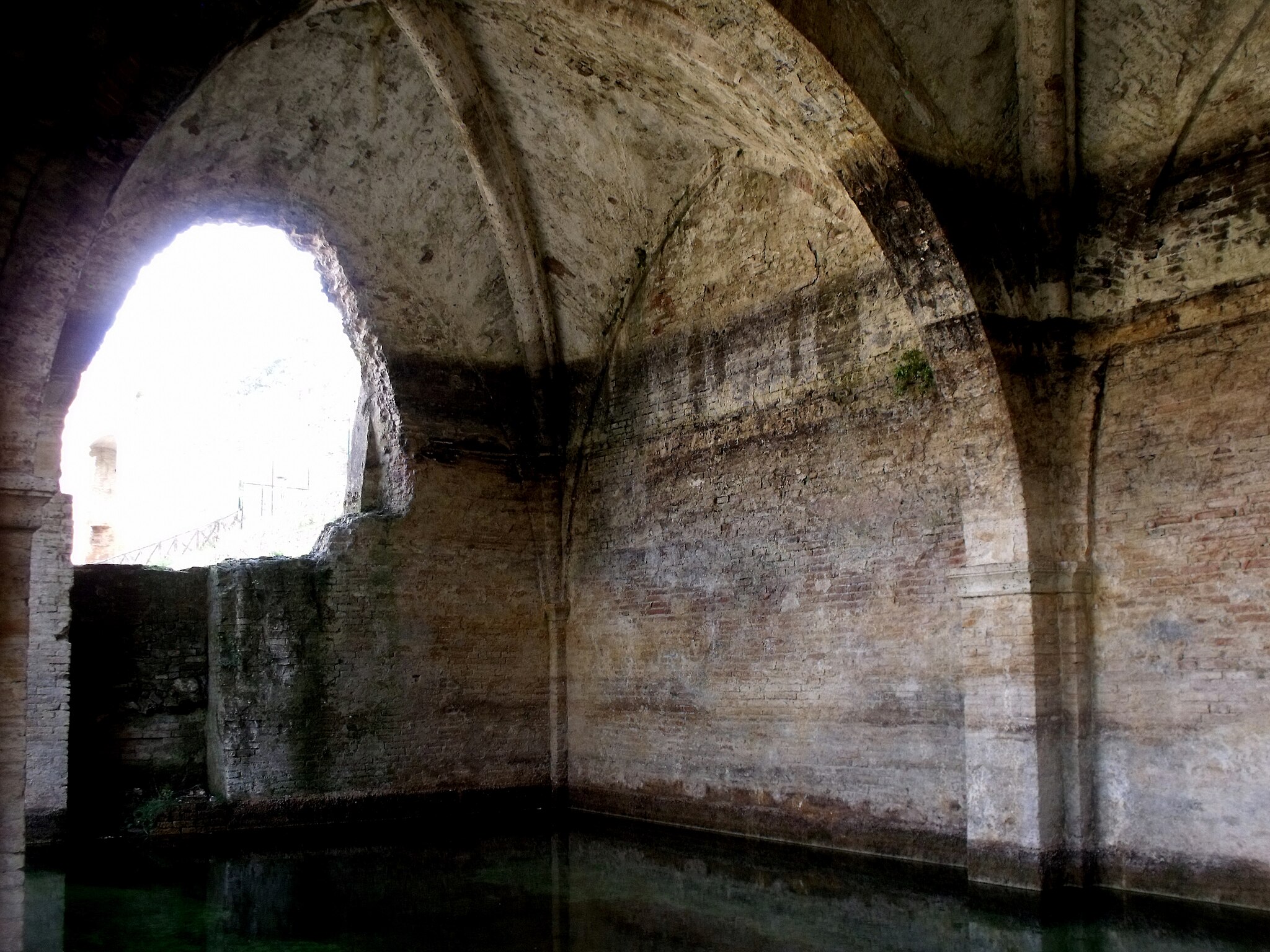 Siena, Fonte di Follonica, uno o più bottini portavano l’acqua al bacino principale, posto più in alto rispetto alla seconda vasca