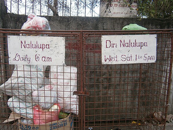 Signage in English and Rinconada in Baao; the Rinconada text means "biodegradable" and "non-biodegradable"