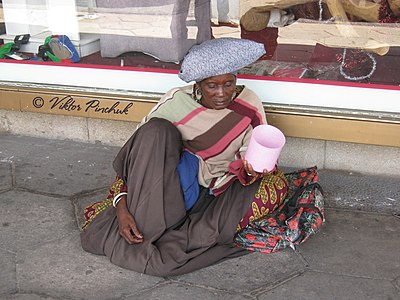 Femme Herero dormant au travail (Namibie)