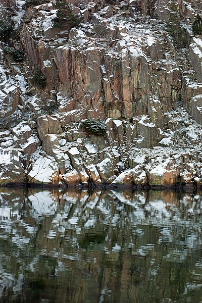 File:Snowy cliffs at Loddebo 6.jpg