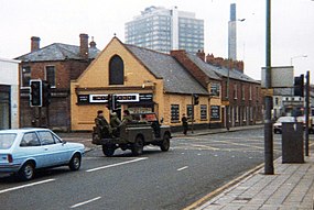 Britský armádní Land Rover hlídkuje v jižním Belfastu (1981)