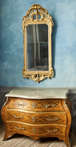 File:Spegel och byrå från 1700-talet - Skoklosters slott - 94293.tif