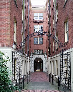 Sankt-Helens Courtyard.jpg