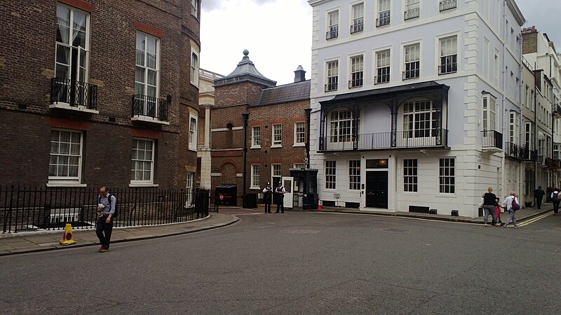 File:Stable Row, nr St James's Palace.jpg