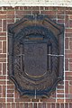 Deutsch: Wappen auf der Gartenseite der Trinkhalle im Hamburger Stadtpark in Hamburg-Winterhude, Inschrift A.D. 1916. This is a photograph of an architectural monument. It is on the list of cultural monuments of Hamburg, no. 22048.