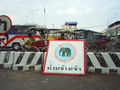 A Surin hi ha molts elefants. El senyal de la foto avisa que "no és permès que els elefants entrin en aquest lloc"