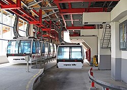 Cabinas de teleférico en la estación inferior.