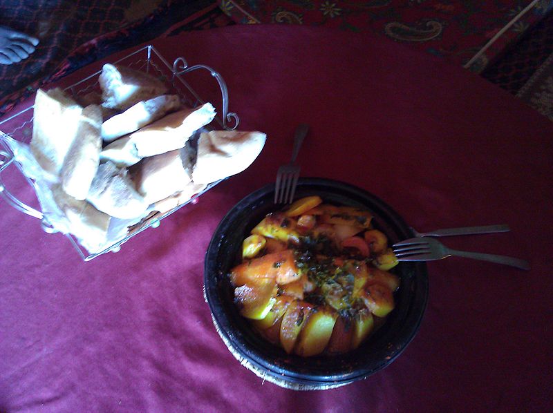 File:Tagine for lunch in Zagora, Morocco (5422895511) (6).jpg