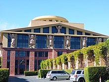 здание, часть колонн которого поддерживают статуи семи гномов из «Белоснежки»