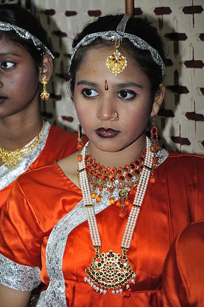 File:Teenage Girl Dancer - Ranchi 9043.JPG