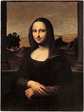 Nachbildung von Mona Lisa in einem dunklen Ölgemälde, wodurch die Haut der Frau hell erscheint und den Fokus setzt. Ihre Kleidung ist schwarz und die Landschaft im Hintergrund ist karger. Die Stützpfeiler des Balkons treten breiter an den Bildrändern auf.
