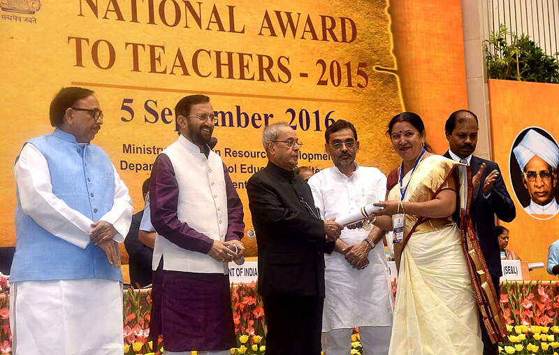 File:The President, Shri Pranab Mukherjee presenting the National Award for Teachers-2015 to Smt. Sudha Dubey (Madhya Pradesh), on the occasion of the ‘Teachers Day’, in New Delhi.jpg