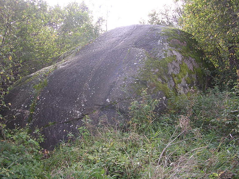 File:The big rock in the garden of Merivälja Elderly House - panoramio.jpg