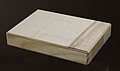 Stabsperrholz (Tischlerplatte): eine Mittelschicht aus kantigen Holzstäben, auf beiden Seiten eine dünne Deckschicht aus Furnier, deren Maserung im 90°-Winkel zu den Stäben verläuft