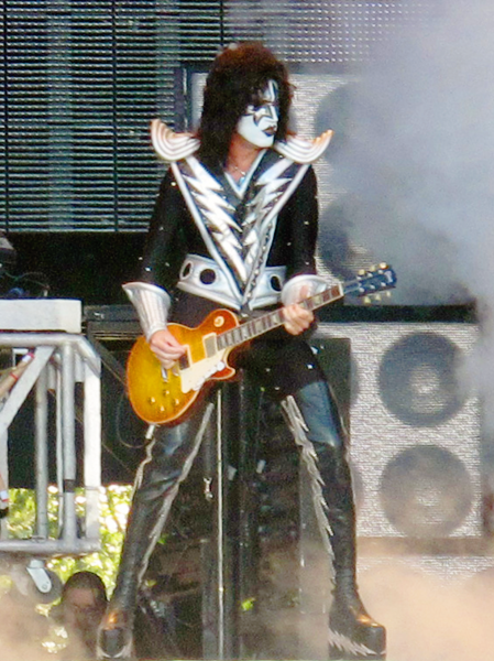 File:Tommy Thayer, Kiss Sauna Open Air 2010.png