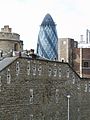 Der Swiss Re Tower, im Vordergrund der Tower of London