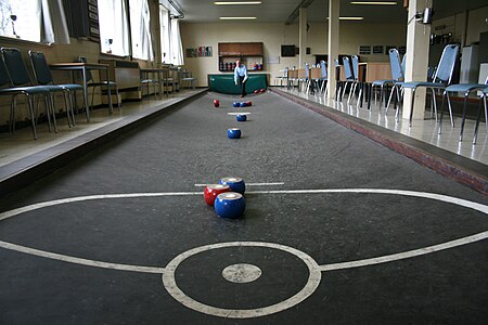 Bowls in a "tra" or "hollow path". Popular is (West) Flanders, called "trabol" there.