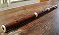 Flauta travessera segons un original de Thomas Lot, feta a Paris ca. 1740. Normalment, avui, aquest tipus de flautes es coneixen com a traverso