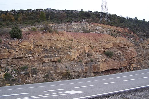 Trempformatie in de buurt van Fontllonga. De rode formatie bestaat uit continentale klei- en zandstenen. De lokale dikte is ongeveer 15 meter.