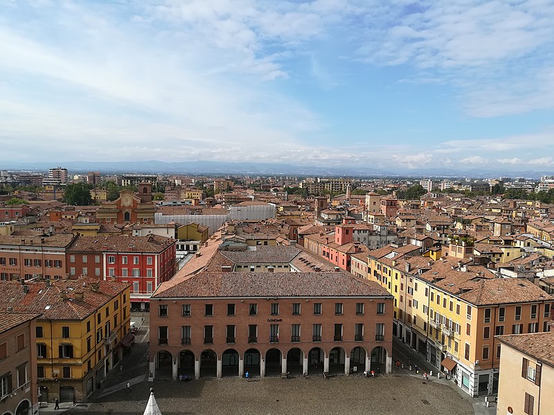 File:UNICREDIT - Piazza Grande (Modena).jpg