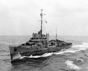 USS Flaherty (DE-135) probíhá v Atlantském oceánu, kolem roku 1944.jpg