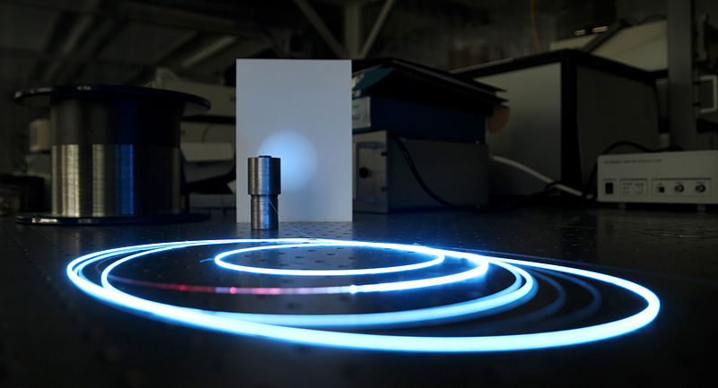 File:Upconversion Fluorescence - Optical fiber that contains infrared light shines with a blue color in the dark - Laser Physics Lab - NTNU-NT.jpg