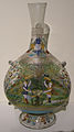 Un exemple de production des fameuses verreries vénitiennes : carafe décorée du début du XVIe siècle.