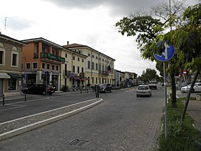 Via Roma con Municipio (San Giovanni Lupatoto).JPG