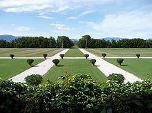 Perspective view of the rear garden. Villa Emo Fanzolo giardino retro 2009-07-18 f01.jpg