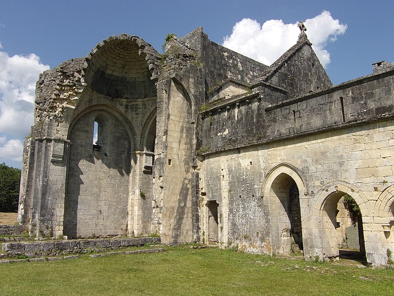 File:Villars Abbaye de Boshaud vue sur la nef voûtée.jpg