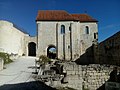 Français : Entrée du château de Villebois-Lavalette, Charente, France. Chapelle vue du sud.