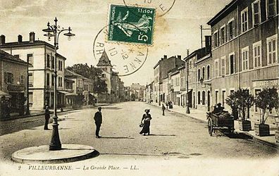 Villeurbanne's grande place, early 20th century (postcard).