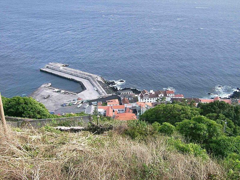 File:Vista parcial do Porto da Calheta, ilha de São Jorge, Açores, Portugal.JPG