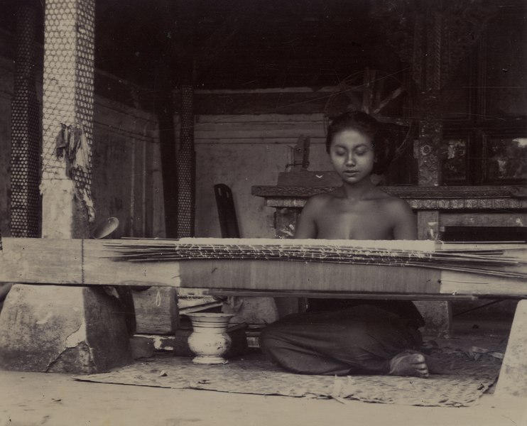 Vrouw achter een weefgetouw op Bali, KITLV 180962