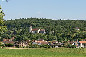 Ansicht des Dorfes mit katholischer Kirche