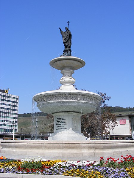 File:Würzburg - Kiliansbrunnen, frontal (2010).JPG