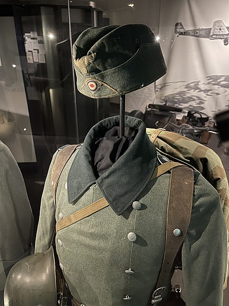 File:WW2 German army Wehrmacht uniforms in Norway 1940 Private infantryman Field side cap Feldmütze Schiffchen collar backpack greatcoat Stahlhelm etc Forsvarsmuseet Army Museum Oslo Norway 2021-07-31 IMG 1532.jpg