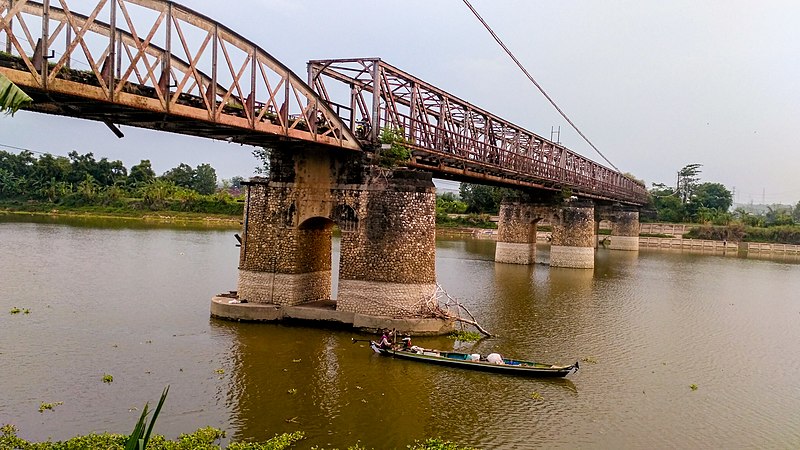 File:Warga mendayung perahu di bawah bekas Jembatan KA Cincim.jpg