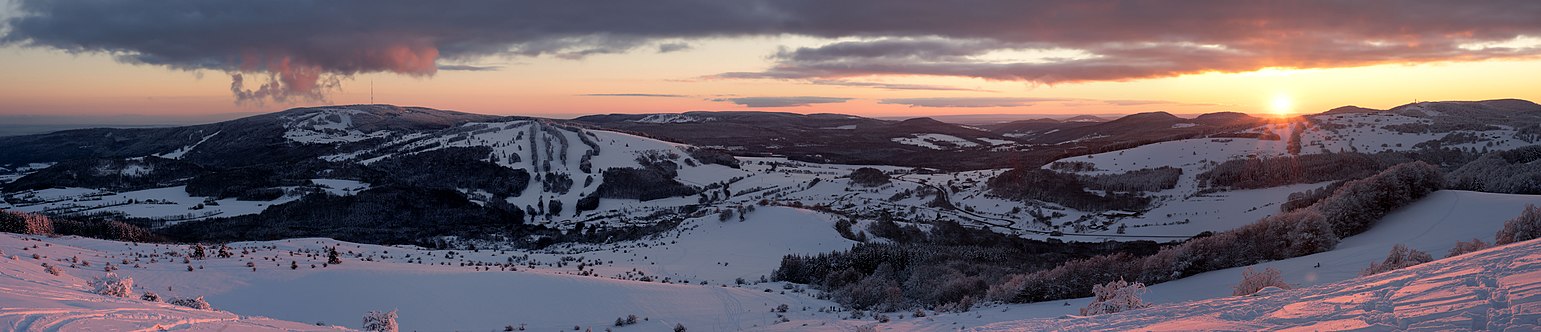 Blick über die Höhenzüge der Südlichen Hochrhön vom Himmeldunkberg (links Kreuzberg und Arnsberg, in der Mitte die Schwarzen Berge und rechts die Dammersfeldkuppe)