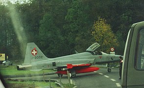 Tiger F-5E überquert eine öffentliche Strasse in Richtung Flugzeugunterstand Feldbach
