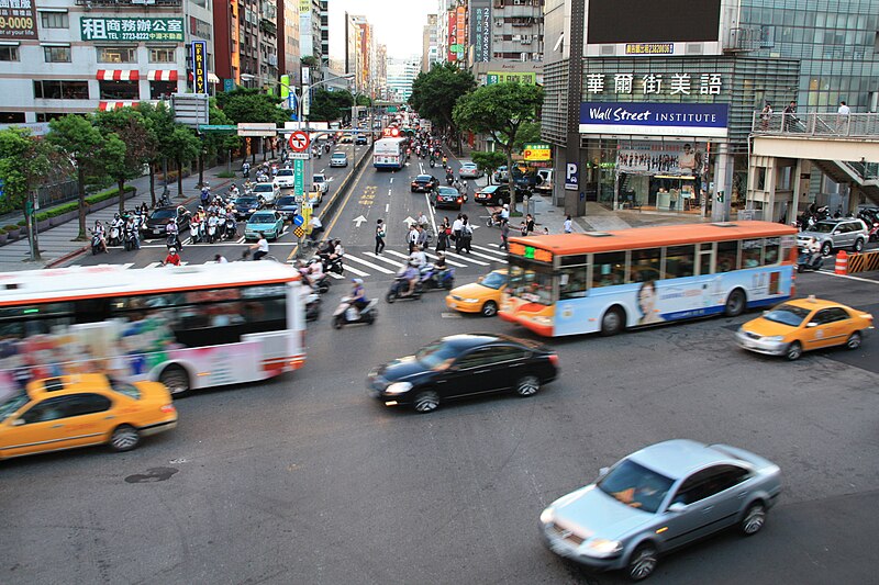 File:Xinyi Road and Keelung Road intersection 20100721b.jpg